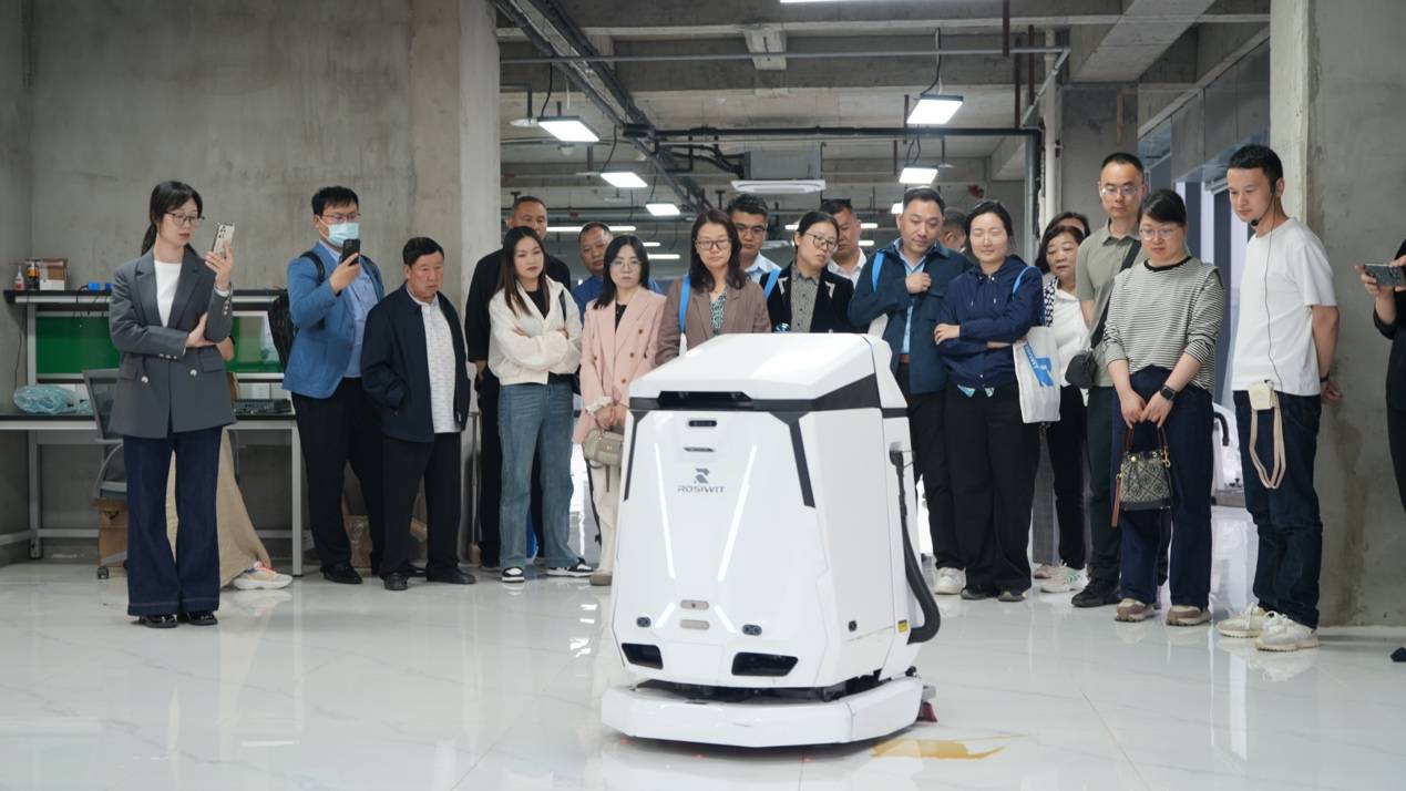 智慧清洁新视野:中国百强物业企业代表走进霞智科技_机器人_场景_管理